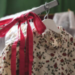 Tek ihtiyacınız olan bu sevimli DIY çelenkini yapmak için eski bir askı ve kurdele