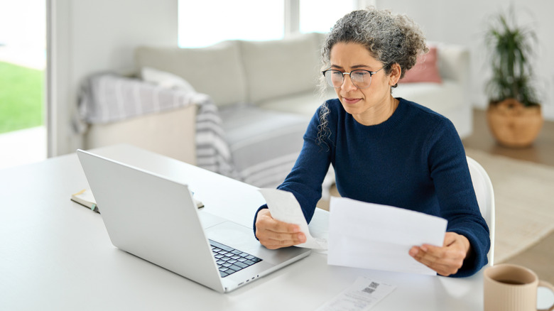 Dizüstü bilgisayarda fatura ödeyen kadın