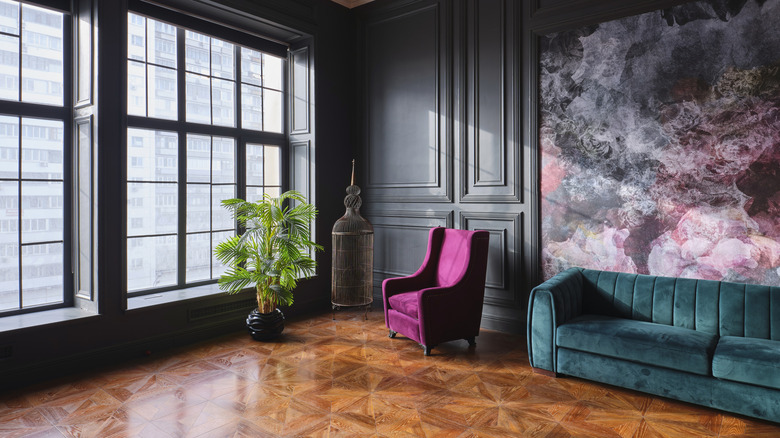 Cesur oturma odasında ahşap parke döşeme