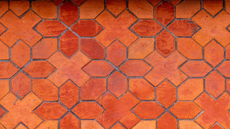 Vintage Terracotta fayansları geometrik bir desenle döşenmiştir