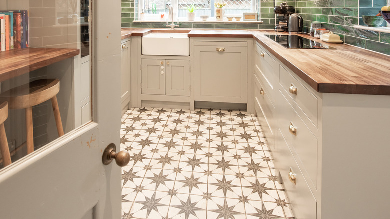 Retro esintili bir oturma odası, cesur yeşil bir zemine sahiptir