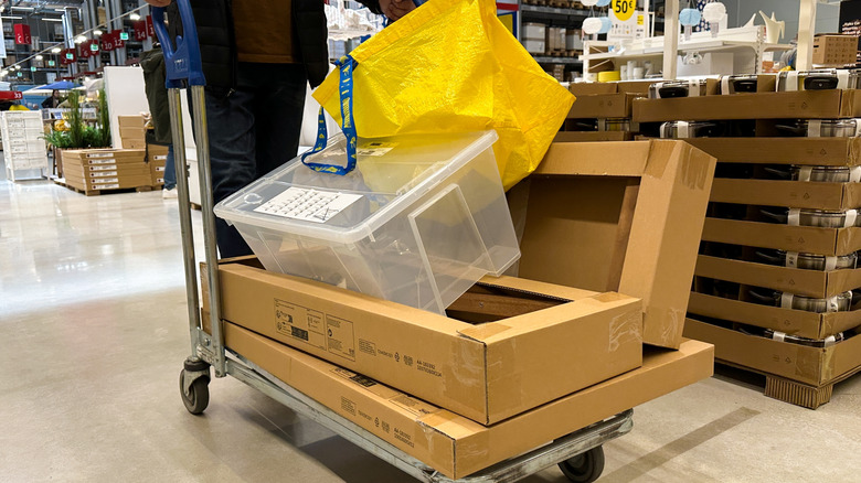 Bir IKEA müşterisi, kutularda malları olan bir araba yükler.