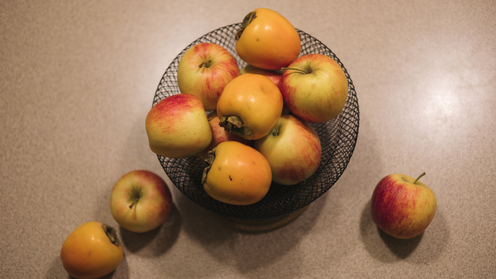 Persimmon vs elma ağaçları: bahçenizde daha iyi sonuçlar verir