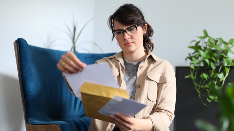 Kağıt mektup tutan kadın