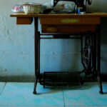 Eski bir dikiş dolabını bir dahi DIY ile şık bir mutfak adasına dönüştürün