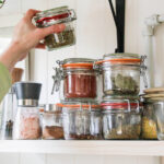 Ikea'nın uygun fiyatlı yeni baharat rafı nasıl mutfak deposuna modaya uygun bir dönüş yapıyor