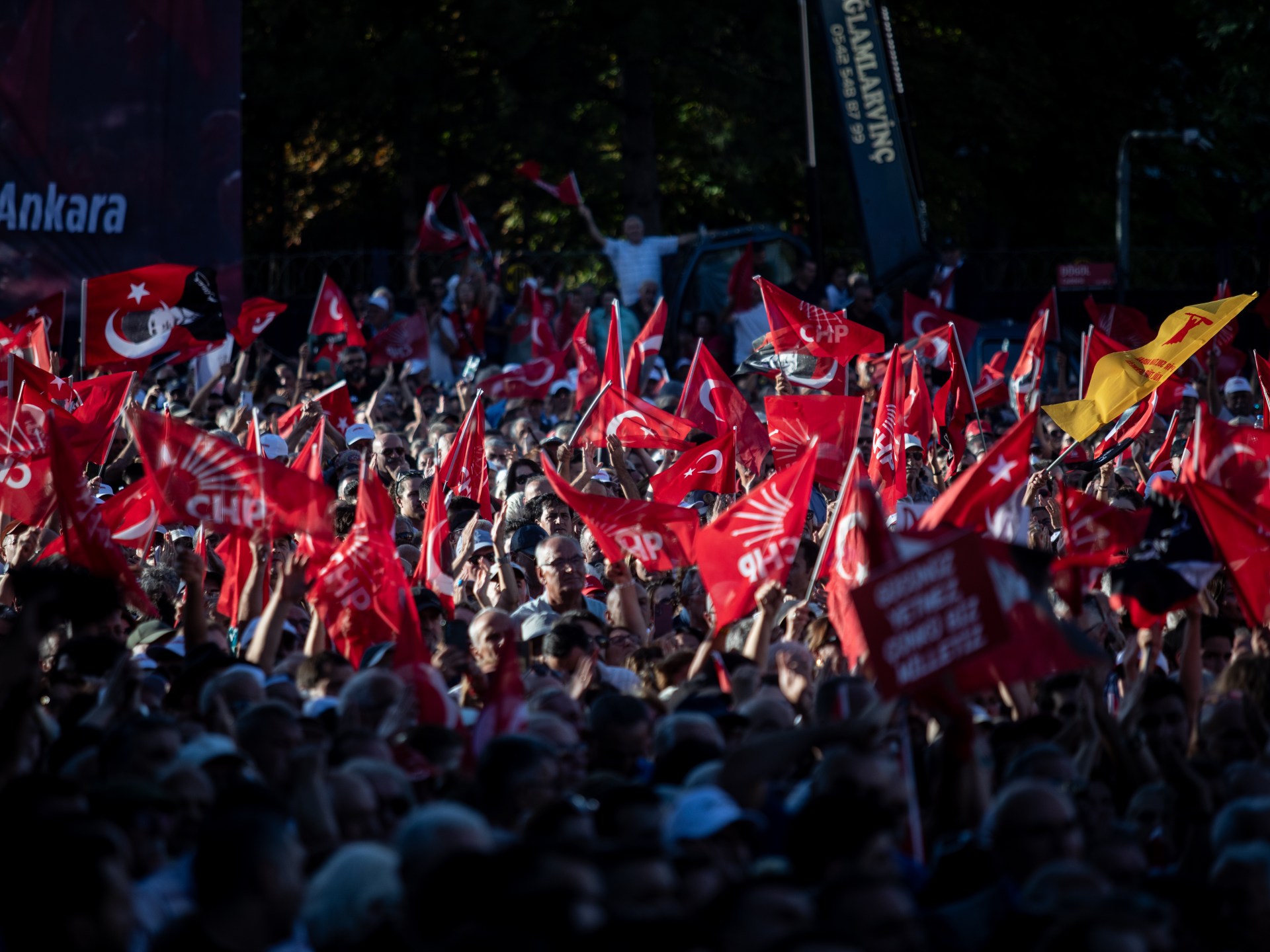 Turkiye Mahkemesi, CHP Muhalefet Partisi Kongresi'ne meydan okuyan davayı erteliyor
