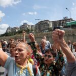 Turkiye'nin muhalefet CHP destekçileri İstanbul Genel Merkezi'nin dışındaki polisle çatışıyor