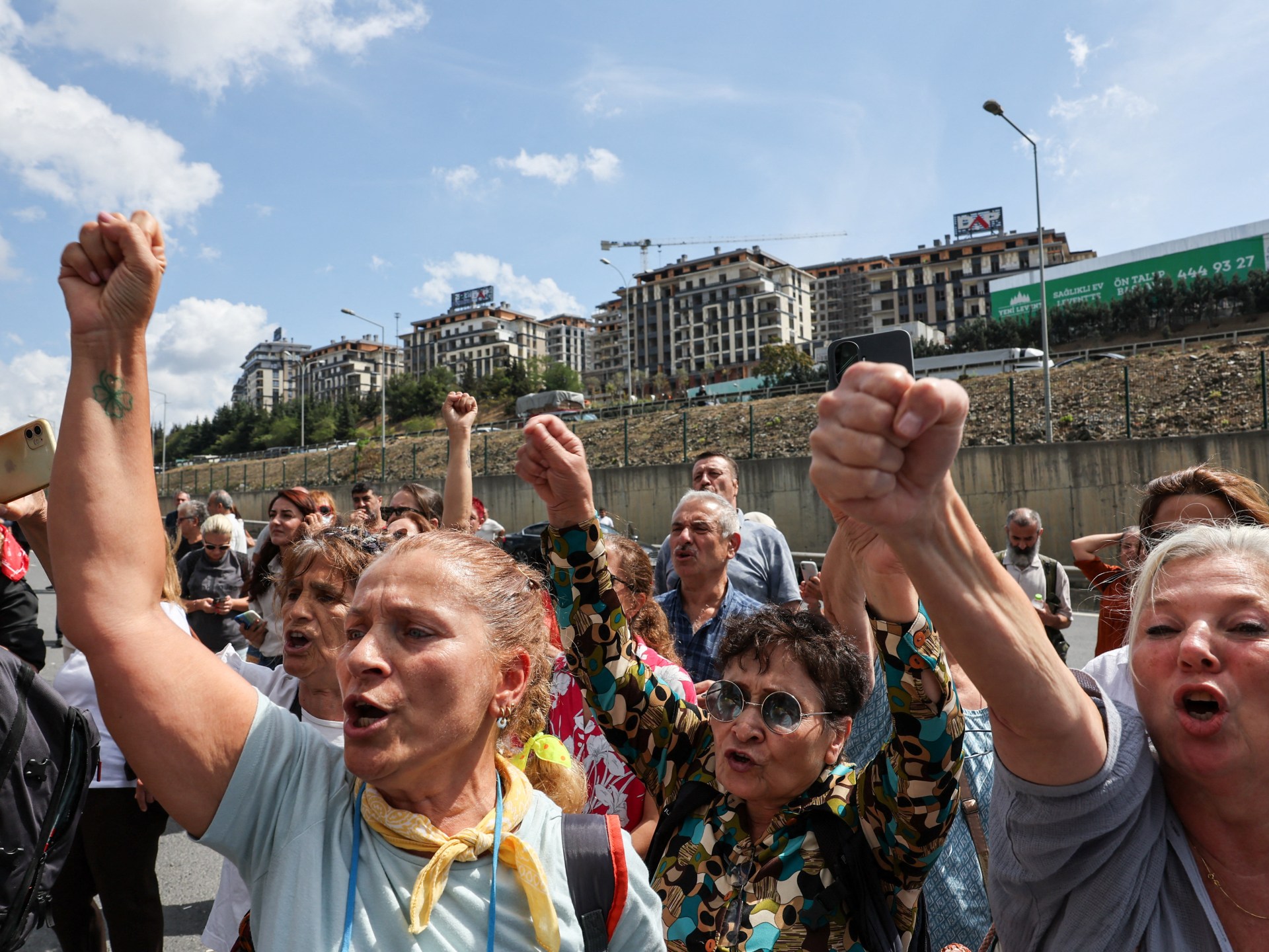 Turkiye'nin muhalefet CHP destekçileri İstanbul Genel Merkezi'nin dışındaki polisle çatışıyor