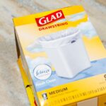 Dolar ağacı mutfak, dahi bir çöp torbası organizatörü olarak ikiye katlanan esas