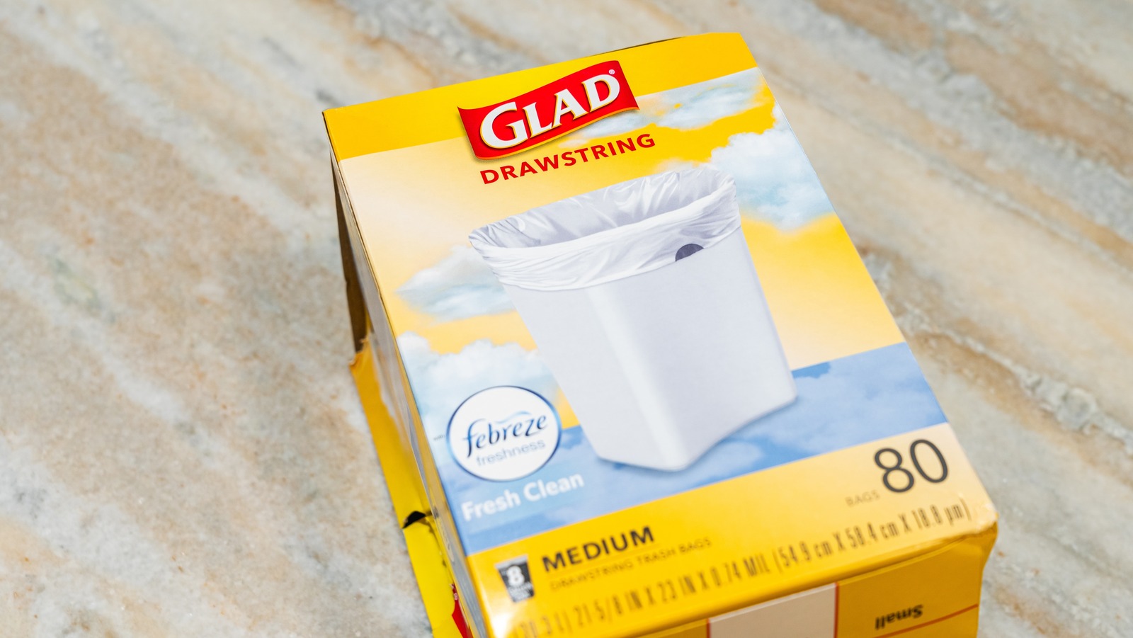 Dolar ağacı mutfak, dahi bir çöp torbası organizatörü olarak ikiye katlanan esas