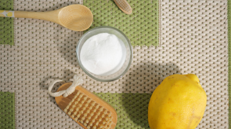 Bir masada limon, kabartma tozu ve temizlik aletleri