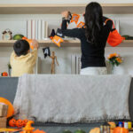 Sıradan, ucuz kaldırımları eğlenceli bir DIY ile en şirin hayalet dekora dönüştürün