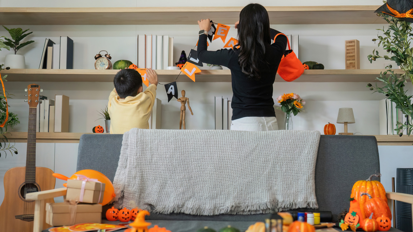 Sıradan, ucuz kaldırımları eğlenceli bir DIY ile en şirin hayalet dekora dönüştürün