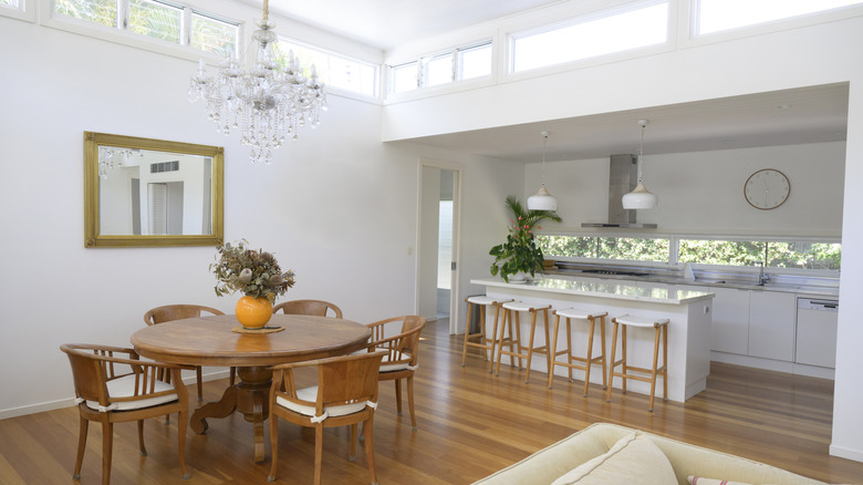 Kristal avizeli bir mutfak ve yemek alanı