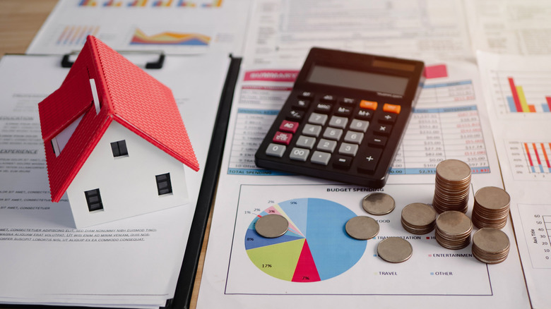 Masada hesap makinesi, madeni paralar, oyuncak evi ve veri raporları