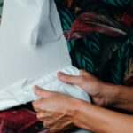 Çamaşırhane odasını kullanarak duvar kağıdını çıkarmanın sorunsuz yolu