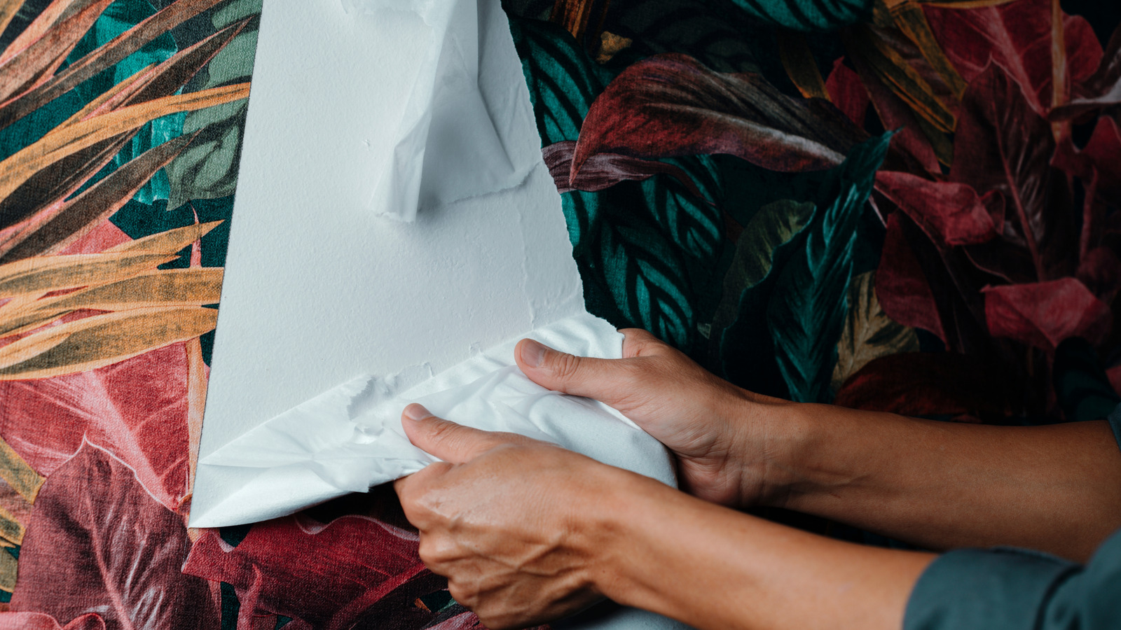 Çamaşırhane odasını kullanarak duvar kağıdını çıkarmanın sorunsuz yolu