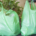 O plastik torbaları atmayın. Onları DIY sevimli balkabağı dekoruna kullan