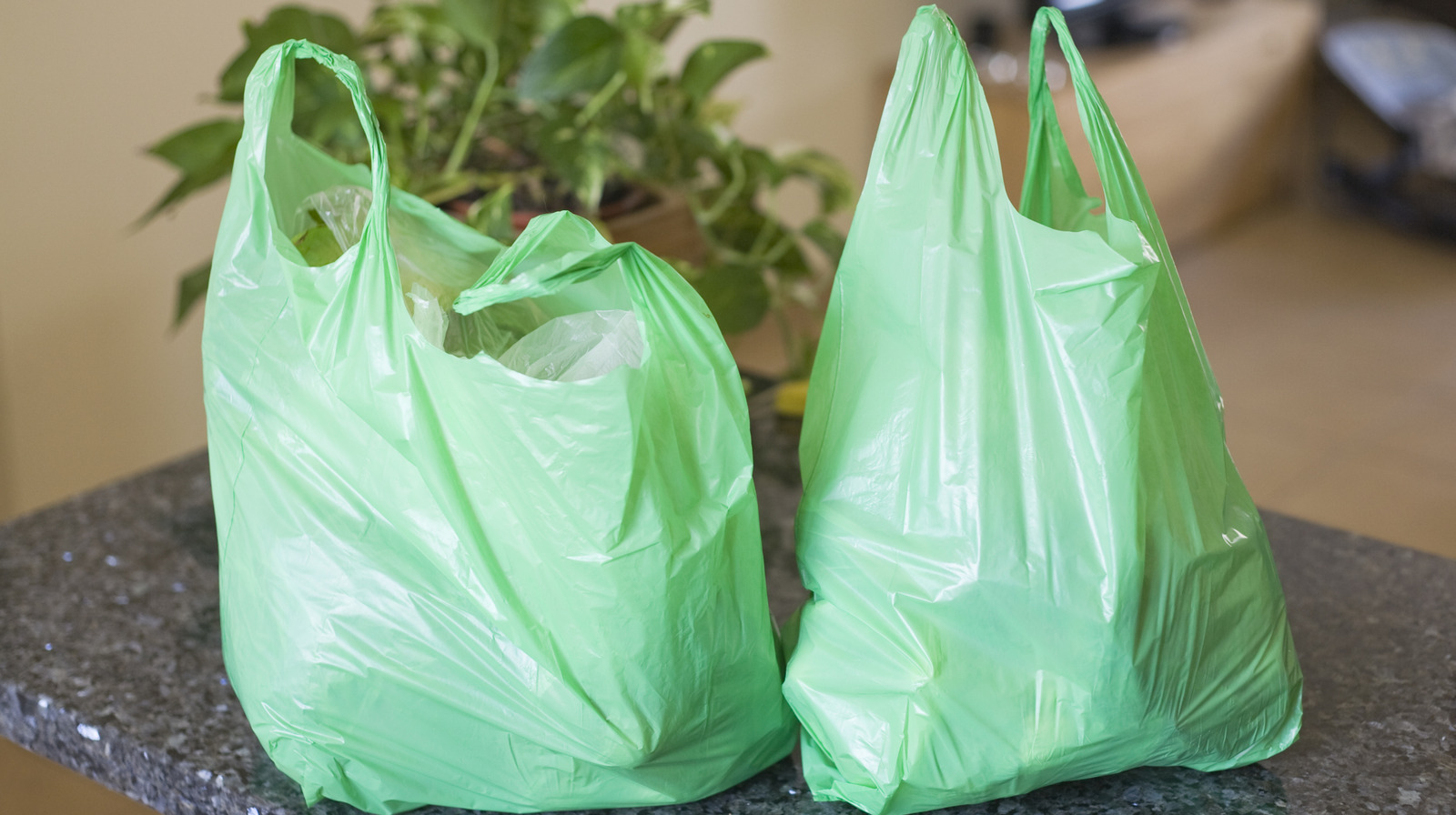O plastik torbaları atmayın. Onları DIY sevimli balkabağı dekoruna kullan