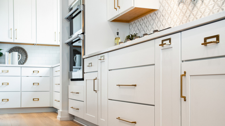 Dolaplar ve çekmeceler şeklinde çok sayıda depolama alanına sahip mutfak