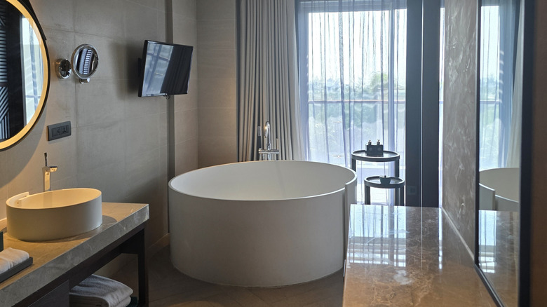 Dairesel küvetin üstünde banyo ile modern banyo