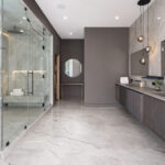 Nemli bir banyoda bir TV asmanın yapılması ve yapılması