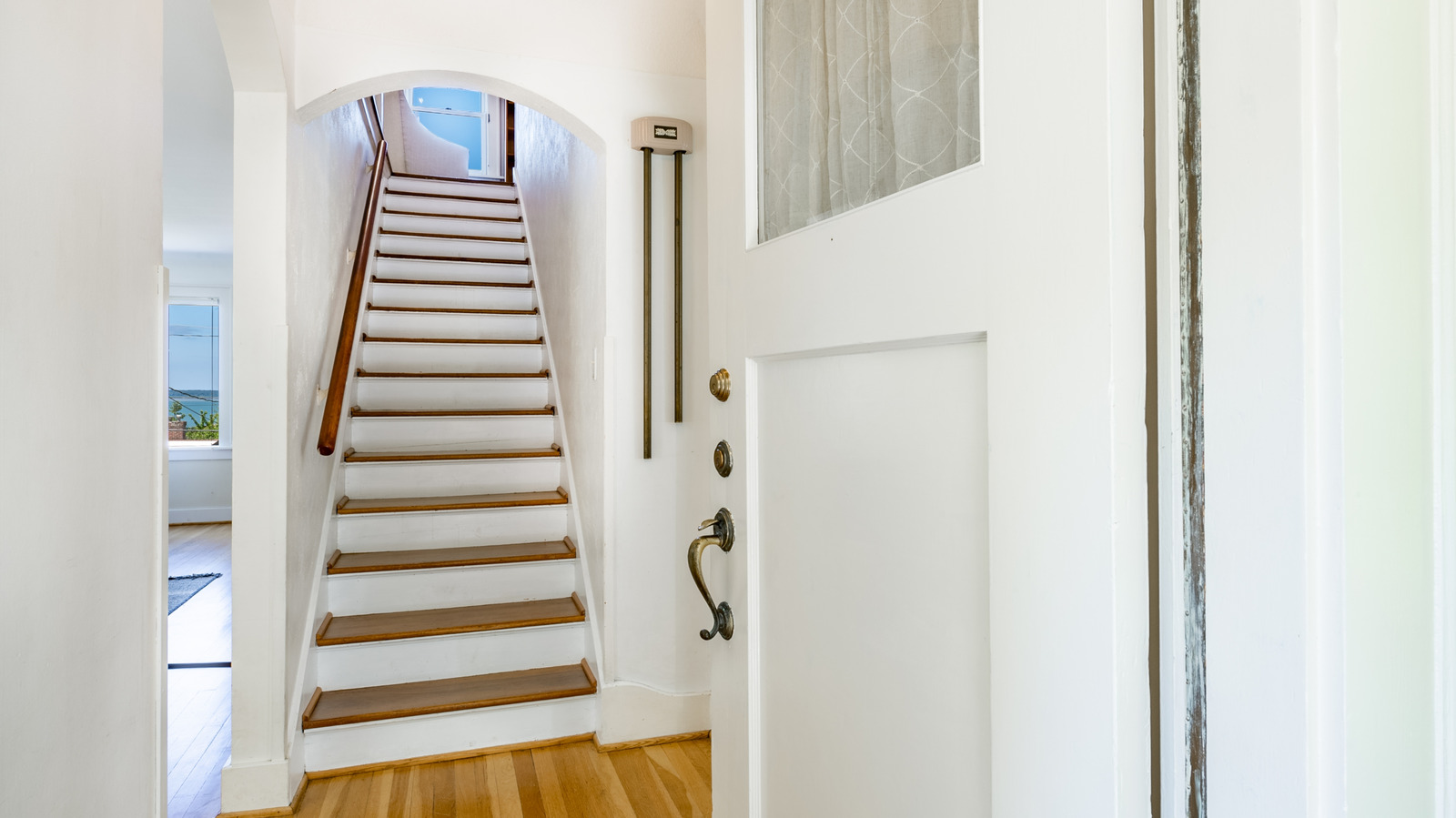 Bir kadın klasik midcentury modern merdivenlerini restore etti ve sonuçlar çarpıcı