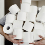 Tutulurken bulabileceğiniz bir ürünle zarif bir tuvalet kağıdı tutucu hazırlayın