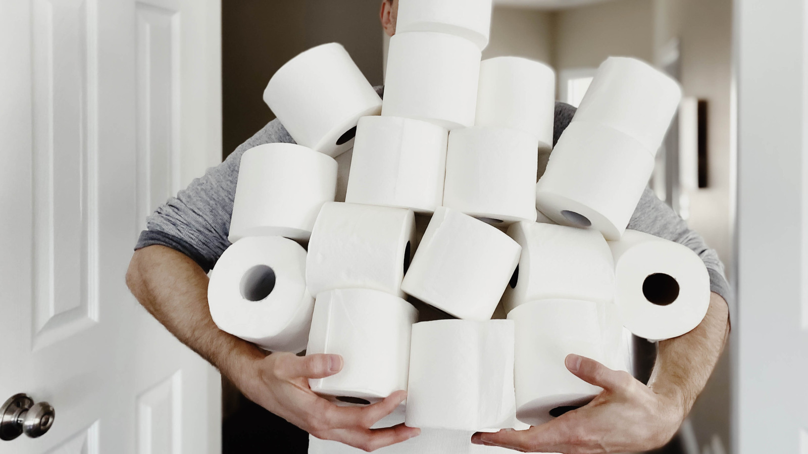 Tutulurken bulabileceğiniz bir ürünle zarif bir tuvalet kağıdı tutucu hazırlayın