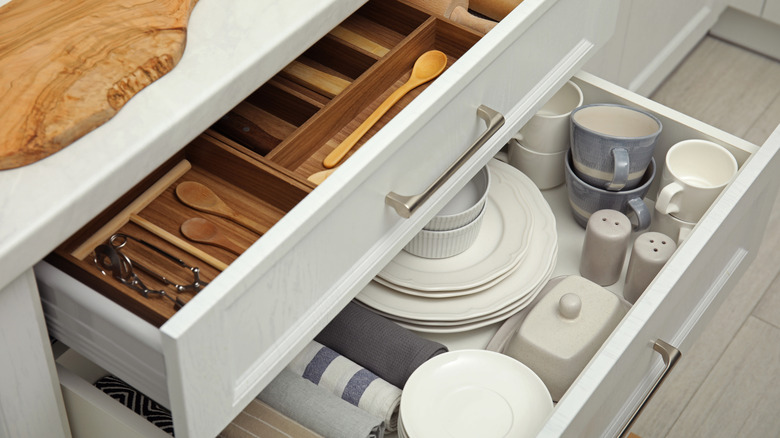 Tüm çatal bıçak ve yemeklerin bir yeri olacak şekilde iki mutfak çekmecesi düzenlendi.