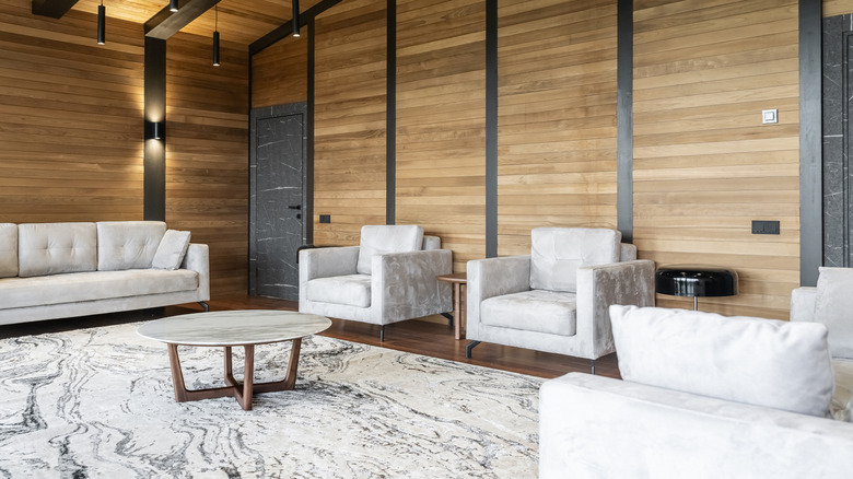 Eşleşen beyaz kanepeler ve sandalyelerle oturma odası