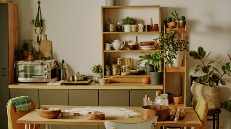 Çeşitli ev dekoru parçaları ile dağınık mutfak