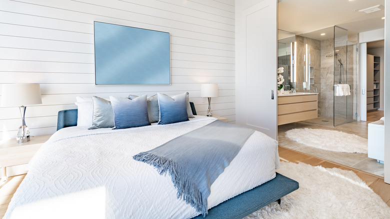 Birkaç atış yastığı ile yatak odası