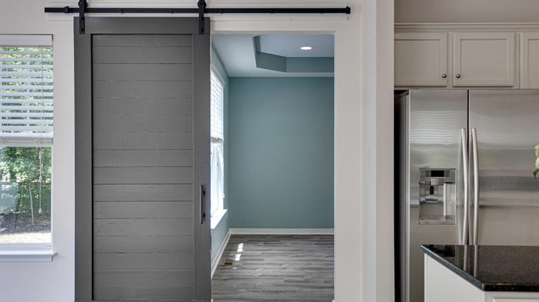 Bir mutfakta gri ahır kapısı