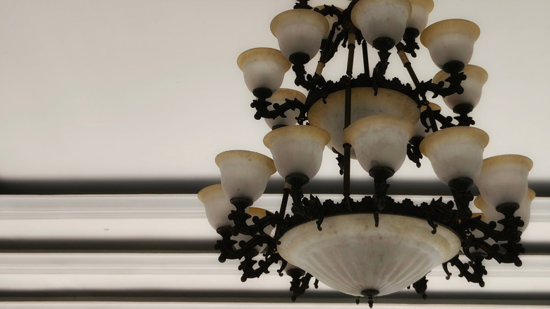 Tavandan asılı süslü katmanlı ışık fikstürü