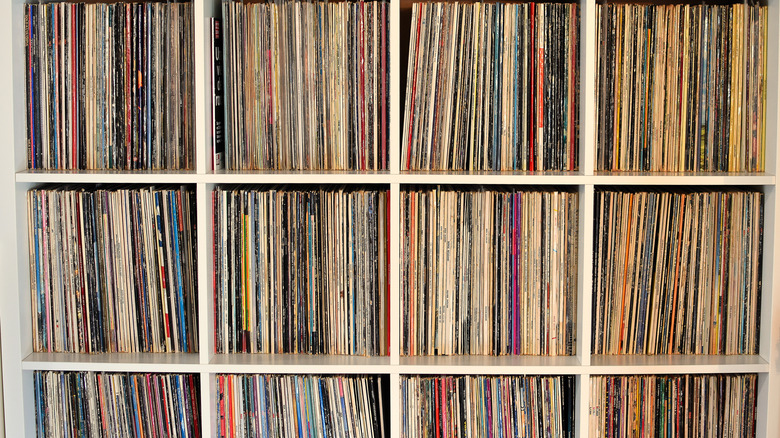 Raflarda vinil kayıtların bir koleksiyonu.