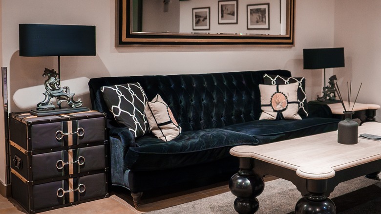 Mavi kanepeli ve at lambaları olan bir oturma odası.