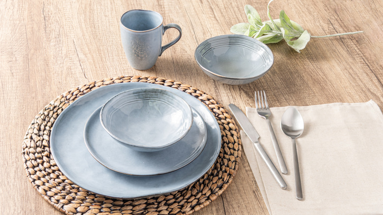 Bir masada açık mavi taş çanaklar.