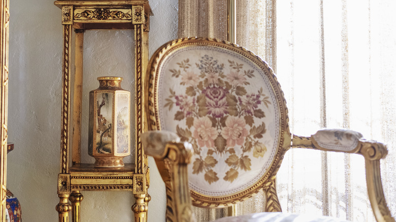 Altın aksanlı vintage bir çiçek sandalyesi.