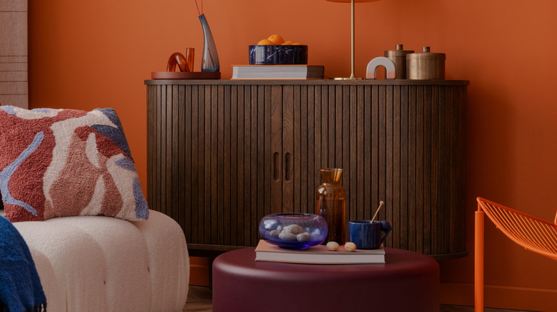 Üstte dekor tutma koyu ahşap bir dolap.