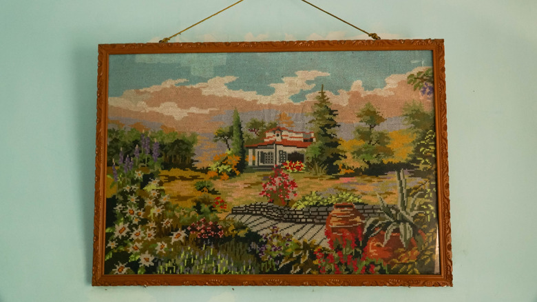 Duvarda bir peyzaj yağlı boya hun.