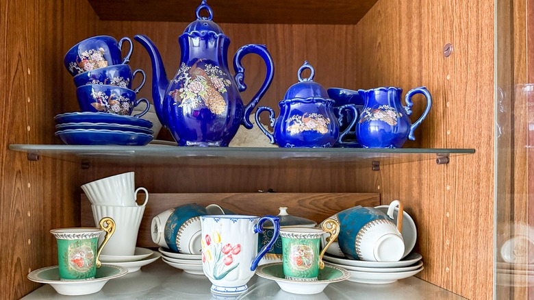 İki set çay seti iyon cam rafları.