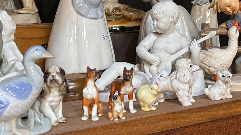 Bir masada seramik hayvanlar koleksiyonu.