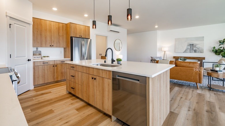 Parlak Mutfak Işık Ahşap Zemin ve Dolaplar