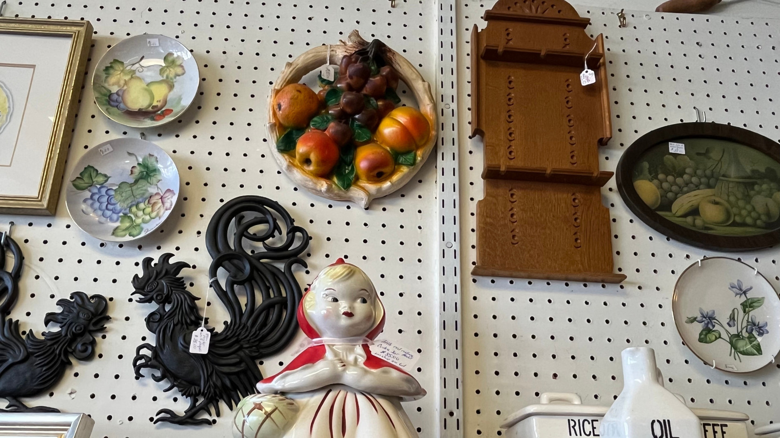 Zeki bir DIY ile Tutulmuş Duvar Sanatını Şık Bir Banyo Depolama Çözümüne Dönüştürün