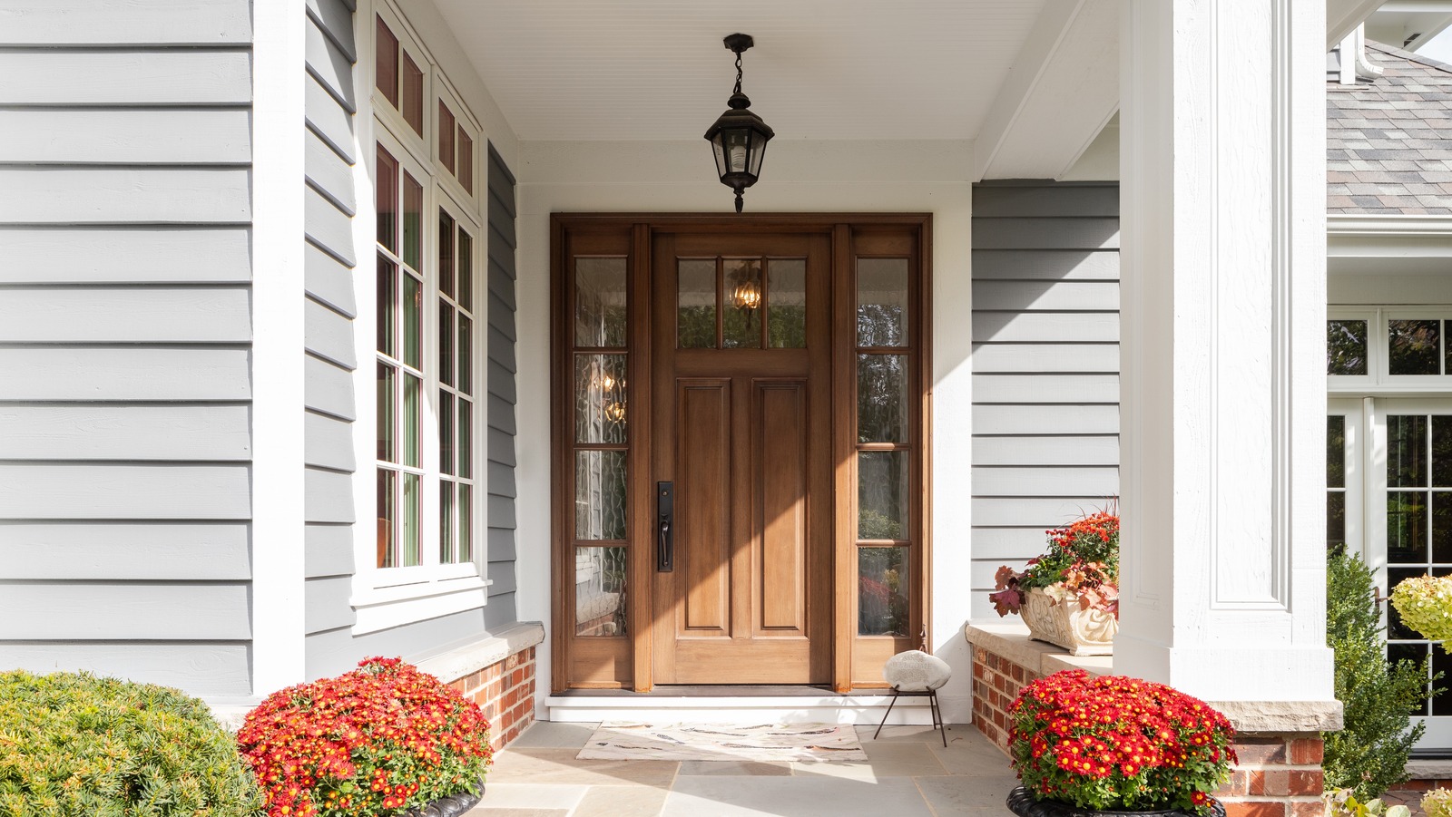 Ön kapınıza çok fazla cazibe veren mücevher esintili trend