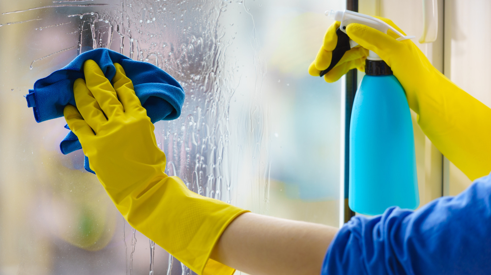 Kalıcı yağ lekelerini buzlu camdan çıkaran güzellik eseri