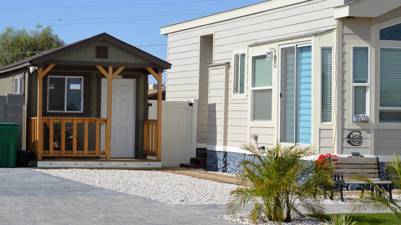 Standart bir evin yanında dönüştürülmüş kulübe küçük ev