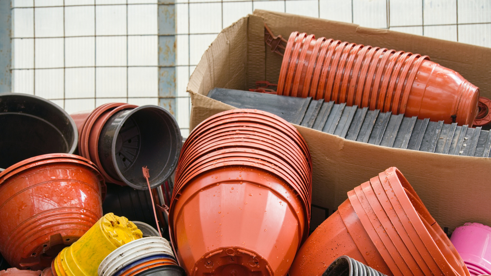 Eski bir plastik ekiciyi basit bir DIY ile sevimli ve konforlu bir osmanlı haline getirin